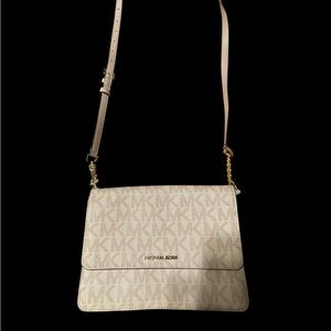 Michael Kors Blush Monogram
Crossbody Bag. Pre-loved. Call outs are in pics